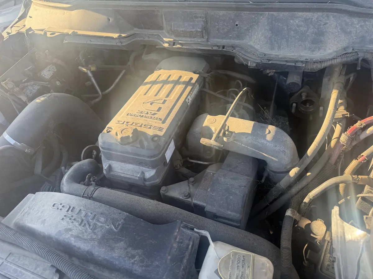 Plenum and injector rail on a V6.